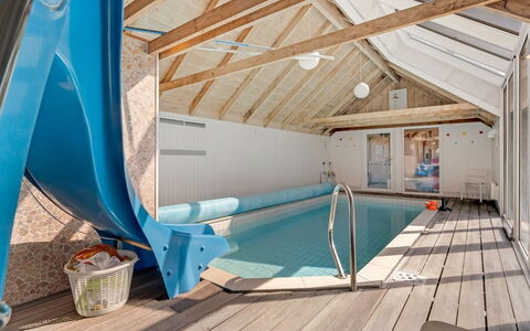 Fredsine - 900M from the Sea: Mueble, Mueble Para Exteriores, Vajilla, Mesa, Drinkware, Silla, Mesa Al Aire Libre, Comida, Botella