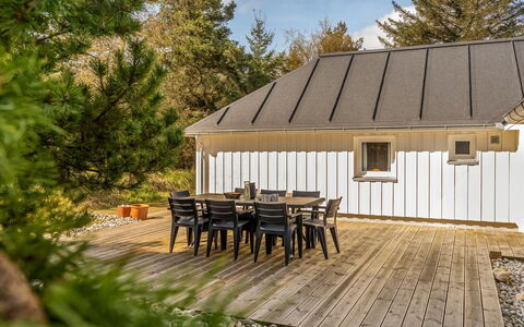 Fredsine - 900M from the Sea: Mueble, Mueble Para Exteriores, Vajilla, Mesa, Drinkware, Silla, Mesa Al Aire Libre, Comida, Botella
