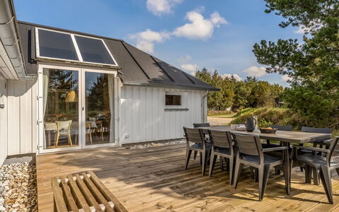 Fredsine - 900M from the Sea: Mueble, Mueble Para Exteriores, Vajilla, Mesa, Drinkware, Silla, Mesa Al Aire Libre, Comida, Botella