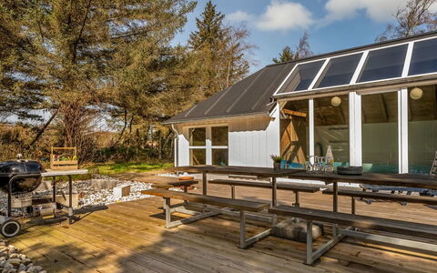 Fredsine - 900M from the Sea: Mueble, Mueble Para Exteriores, Vajilla, Mesa, Drinkware, Silla, Mesa Al Aire Libre, Comida, Botella