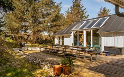 Fredsine - 900M from the Sea: Mueble, Mueble Para Exteriores, Vajilla, Mesa, Drinkware, Silla, Mesa Al Aire Libre, Comida, Botella