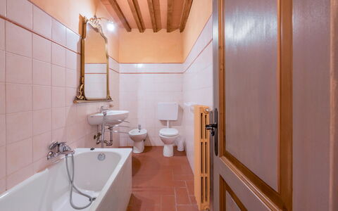Belvedere - Falceto, Ambra, Toscana: Bañera, Espejo, Propiedad, Arreglo De Tubería, Grifo, Baño, Edificio, Lavabo, Diseño De Interiores, Arquitectura
