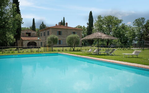 Belvedere - Falceto, Ambra, Toscana: Agua, Planta, Cielo, Nube, Propiedad, Edificio, Piscina, Árbol, Casa, Sombra