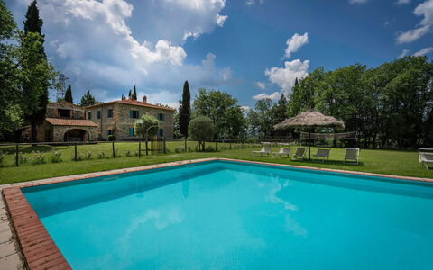 Belvedere - Falceto, Ambra, Toscana: Agua, Nube, Cielo, Planta, Piscina, Naturaleza, Azur, Árbol, Edificio, Cuerpo De Agua