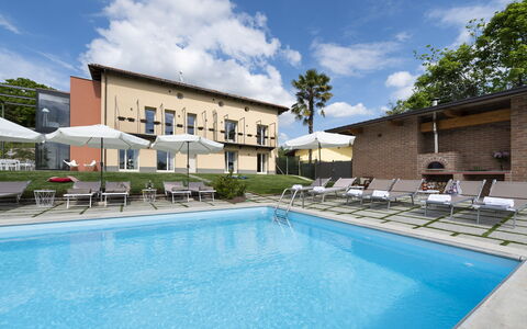 Casa San Grato - Roero - Langhe, Piemonte: Agua, Nube, Cielo, Planta, Propiedad, Edificio, Piscina, Azur, Silla, Árbol