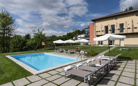 Casa San Grato - Roero - Langhe, Piemonte: Nube, Agua, Cielo, Planta, Edificio, Piscina, Sombra, Mueble Para Exteriores, Ventana, Ocio