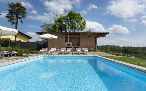 Casa San Grato - Roero - Langhe, Piemonte: Nube, Agua, Planta, Cielo, Propiedad, Edificio, Piscina, Azur, Árbol, Sombra