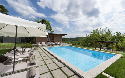 Casa San Grato - Roero - Langhe, Piemonte: Cielo, Nube, Planta, Propiedad, Agua, Piscina, Azur, Sombra, Mueble Para Exteriores, Ocio