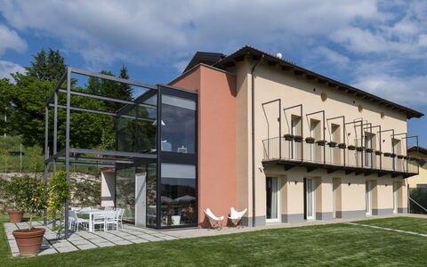 Casa San Grato - Roero - Langhe, Piemonte: Cielo, Nube, Planta, Edificio, Ventana, El Terreno Del Lote, Diseño Urbano, Hierba, Barrio Residencial, Bienes Raíces