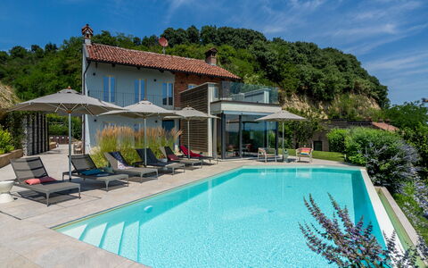 Relais Casa Clara - Roero - Langhe, Piemonte: Piscina, Barrio Residencial, Recurso, Inmuebles, Eco Hotel, Paraguas, Ocio, Villa, Cabaña, Mueble Para Exteriores