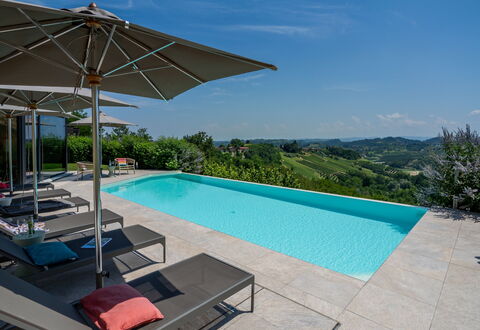 Relais Casa Clara - Roero - Langhe, Piemonte: Azul, Piscina, Recurso, Mueble Para Exteriores, Sunlounger, Eco Hotel, Paisajismo, Sombra, Silla, Paraguas