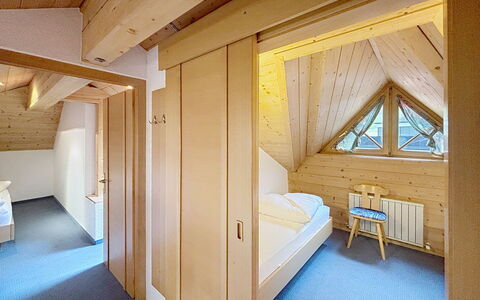 Ischgl 111: Madera, Techo, Diseño De Interiores, Habitación, Ático, Madera Dura, Manchas De Madera, Cama, Lecho, Cuarto De Troncos