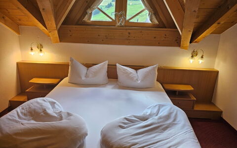 Ischgl 111: Mueble, Propiedad, Edificio, Comodidad, Madera, Almohada, Textil, Encendiendo, Marco De La Cama, Diseño De Interiores