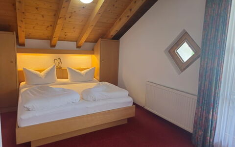Ischgl 111: Propiedad, Mueble, Comodidad, Madera, Edificio, Marco De La Cama, Diseño De Interiores, Suelo, Piso, Casa