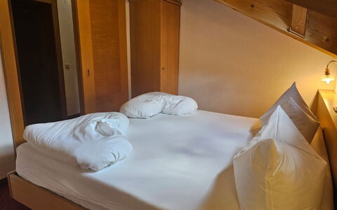 Ischgl 111: Comodidad, Edificio, Madera, Marco De La Cama, Arquitectura, Diseño De Interiores, Almohada, Suelo, Cama, Madera Dura