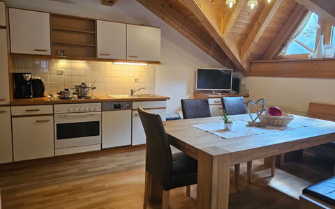 Ischgl 111: Propiedad, Mesa, Mueble, Gabinetes, Mostrador, Madera, Diseño De Interiores, Silla, Edificio, Piso