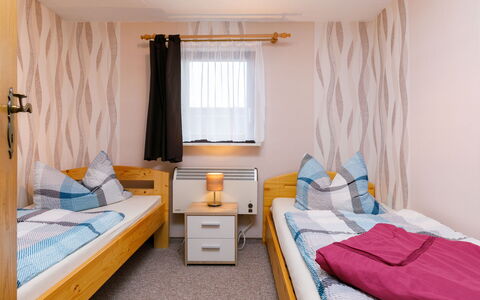 Ehmke: Mueble, Propiedad, Comodidad, Ventana, Edificio, Marco De La Cama, Cortina, Diseño De Interiores, Arquitectura, Cama