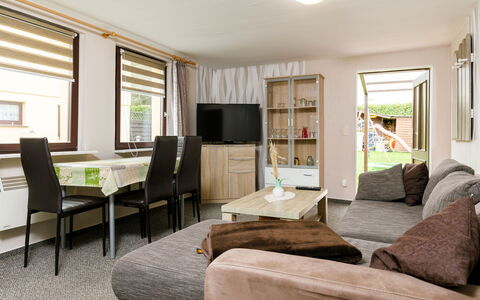 Ehmke: Mueble, Ventana, Mesa, Silla, Madera, Comodidad, Sofá, Piso, Sala, Suelo