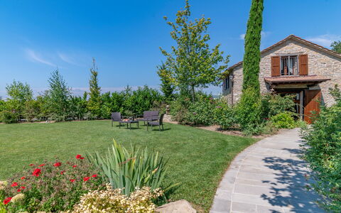 Villa Torre delle Rose: Cielo, Planta, Propiedad, Planta De La Comunidad, Edificio, Árbol, Paisaje Natural, Vegetación, El Terreno Del Lote, Ventana