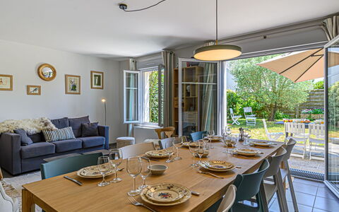 Carnac 224: Mesa, Mueble, Propiedad, Silla, Planta, Vajilla, Ventana, Diseño De Interiores, Cocina Y Comedor Mesa, Madera