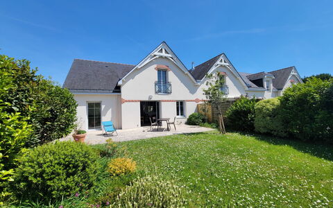 Carnac 224: Cielo, Planta, Propiedad, Edificio, Ventana, Casa, El Terreno Del Lote, Vegetación, Hierba, Paisaje Natural