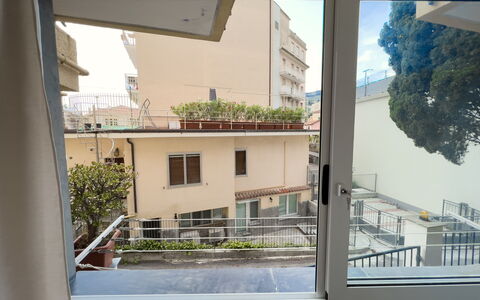 Apartment Tre - Diano Marina: Planta, Cielo, Ventana, Edificio, Arquitectura, Sombra, Diseño Urbano, Rectángulo, Fachada