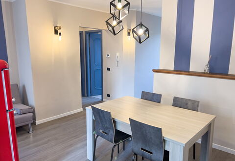 Apartment Tre - Diano Marina: Mesa, Propiedad, Mueble, Silla, Madera, Diseño De Interiores, Suelo, Piso, Madera Dura, Manchas De Madera