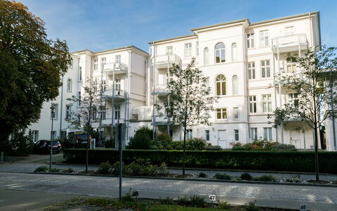 Zinnowitz 101: Cielo, Edificio, Planta, Tiempo De Día, Propiedad, Ventana, Nube, Árbol, Diseño Urbano, Barrio