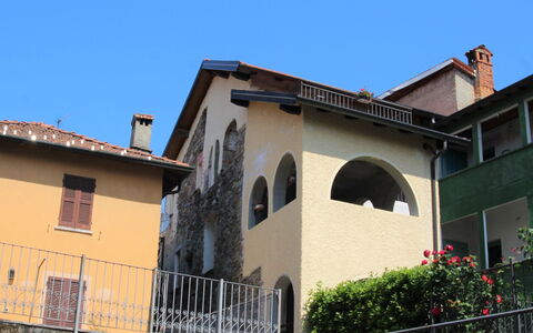 Borghetto: Agua, Cielo, Mesa, Mueble, Propiedad, Silla, Azur, Mesa Al Aire Libre, Mueble Para Exteriores, Vajilla