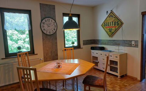 Erna: Mueble, Mesa, Planta De Casa, Planta, Edificio, Ventana, Diseño De Interiores, Sala, Piso, Suelo