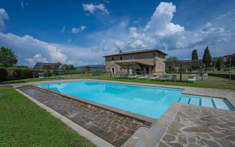 Leopolda In Selvarella Pool And Wi-fi: Nube, Cielo, Agua, Planta, Piscina, Azur, Edificio, Árbol, Mueble Para Exteriores, Casa