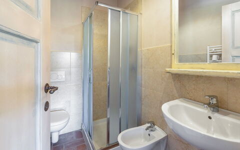 Leopolda In Selvarella Pool And Wi-fi: Espejo, Grifo, Arreglo De Tubería, Lavabo, Propiedad, Lavabo Del Baño, Baño, Púrpura, Edificio