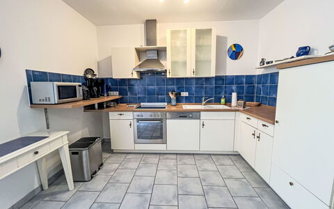 Lia: Gabinetes, Mostrador, Propiedad, Mueble, Estufa De Cocina, Grifo, Madera, Fregadero, Encendiendo, Cocina