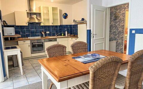 Lia: Mesa, Mueble, Silla, Madera, Gabinetes, Diseño De Interiores, Edificio, Sala, Piso, Suelo