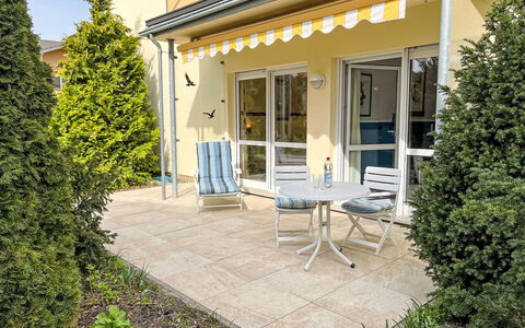 Lia: Planta, Ventana, Edificio, Sombra, Puerta, Arquitectura, El Terreno Del Lote, Silla, Cabaña, Barrio Residencial