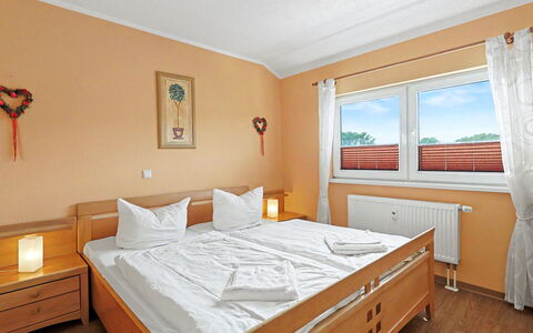 Zinnowitz 104: Mueble, Madera, Diseño De Interiores, Habitación, Cama, Sábana, Techo, Lecho, Marco De La Cama, Habitación