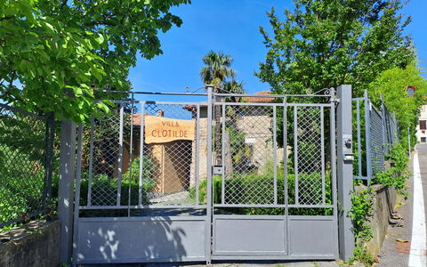 Clotilde: Planta, Cielo, Árbol, Superficie De La Carretera, Cerca, El Terreno Del Lote, Edificio, Inicio De Esgrima, Casa, Fachada
