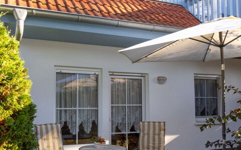 Kluge: Planta, Edificio, Mueble, Ventana, Propiedad, Cielo, Casa, Mesa, Madera