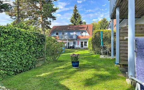 Zinnowitz 111: Azul, Casa, Arbusto, Barrio Residencial, Casa, Techo, Cabaña, Jardín, Césped, Cobertura Del Suelo