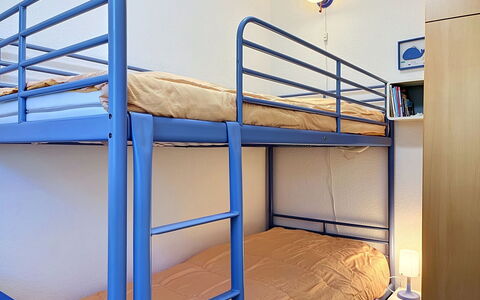 Zinnowitz 111: Cama, Piso, Litera, Habitación, Suelo, Diseño De Interiores, Sábana, Lecho, Marco De La Cama, Mueble