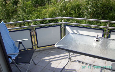 Preiss: Sombra, Árbol, Material Compuesto, Mueble Para Exteriores, Rectángulo, Techo, Hierba, Paisaje, Metal, Edificio