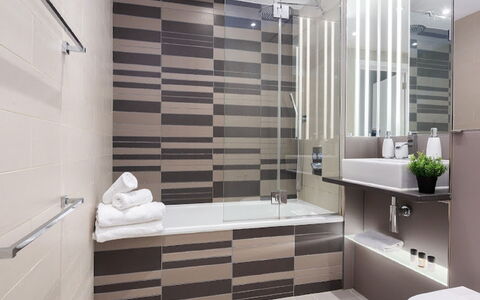 Avant-Garde, Shoreditch: Mueble, Bañera, Edificio, Planta, Comodidad, Arreglo De Tubería, Diseño De Interiores, Baño, Piso, Madera