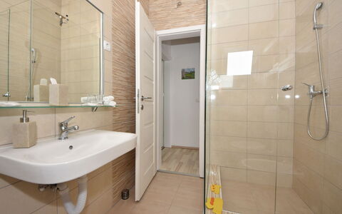Zalazak Sunca: Lavabo, Arreglo De Tubería, Espejo, Grifo, Baño, Lavabo Del Baño, Alcachofa De La Ducha, Suelo