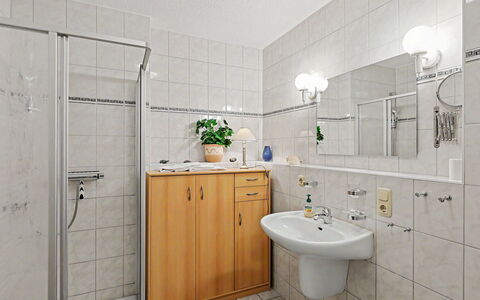 Zempin 120: Lavabo Del Baño, Baño, Arreglo De Tubería, Lavabo, Piso, Diseño De Interiores, Grifo, Suelo, Plomería, Mueble De Baño