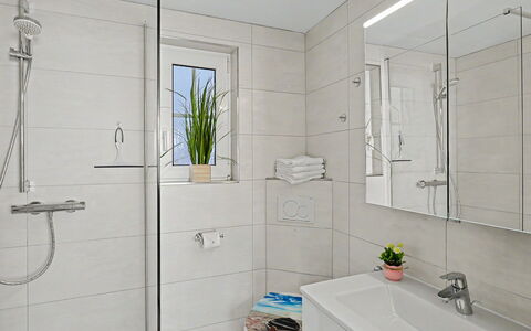 Usedomer Seekiste: Baño, Arreglo De Tubería, Diseño De Interiores, Lavabo, Piso, Lavabo Del Baño, Suelo, Grifo, Mueble De Baño, Plomería