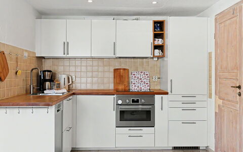 Usedomer Seekiste: Aparato De Cocina, Cocina, Mostrador, Gabinetes, Electrodoméstico, Piso, Mueble, Madera, Diseño De Interiores, Electrodoméstico