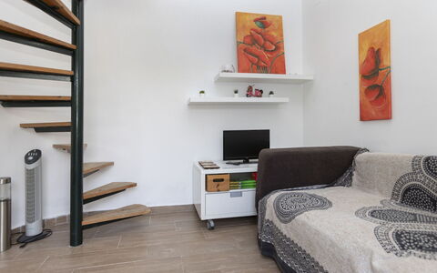 Villa Casalot Vi: Mueble, Mesa, Cielo, Silla, Madera, Diseño De Interiores, Árbol, Suelo, Sombra, Edificio