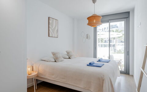 Dénia 188: Mueble, Diseño De Interiores, Cama, Habitación, Pared, Suelo, Piso, Madera, Techo, Sábana