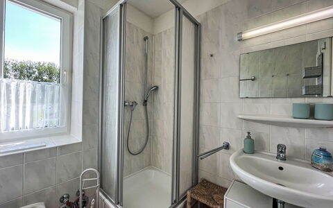 Karsten: Espejo, Grifo, Arreglo De Tubería, Propiedad, Lavabo, Ventana, Baño, Mueble De Baño, Lavabo Del Baño