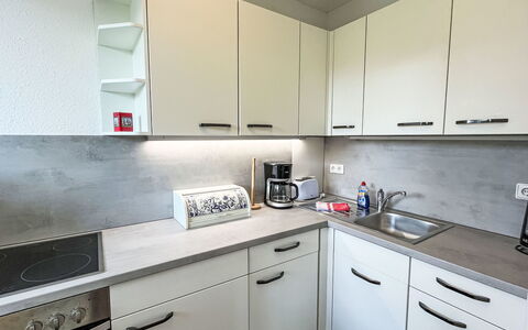 Karsten: Gabinetes, Propiedad, Mueble, Edificio, Blanco, Mostrador, Fregadero, Aparato De Cocina, Cocina, Estufa De Cocina